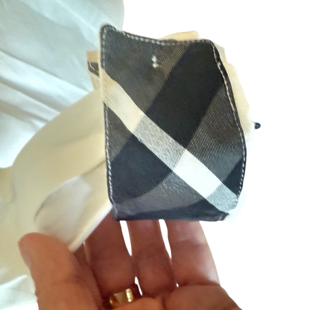 Burberry Classic White Shirt with Black Leather Collar - Picture 5 of 15